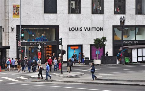 Luxury store in SF's Union Square attempts to curb retail theft 